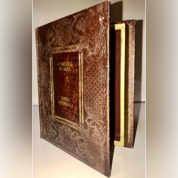 Vintage ERNEST HEMINGWAY A Farewell to Arms Hollow Velvet Lined Faux Book - Picture 9 of 10